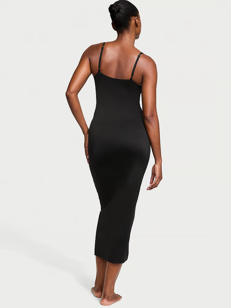 Sukienka maxi modelująca FeatherSoft Slip. Produkt ma kolor czarny i pochodzi z kolekcji Victoria's Secret. 