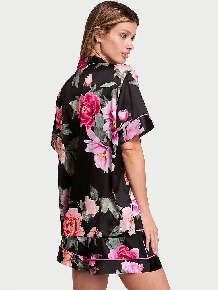Piżama satynowa błyszcząca z szortami Glazed Satin. Produkt ma wzór kwiatowy i pochodzi z kolekcji Victoria's Secret. 