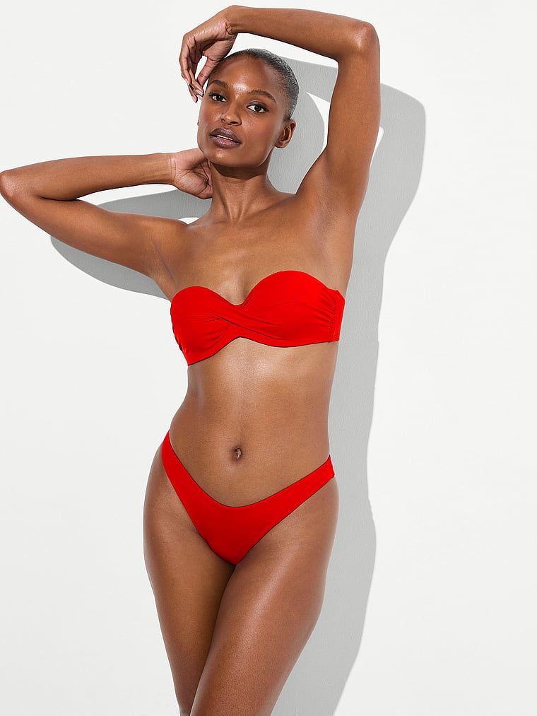 Dół od bikini Essential Brazilian. Produkt ma kolor czerwony i pochodzi z kolekcji Victoria's Secret Swim. 