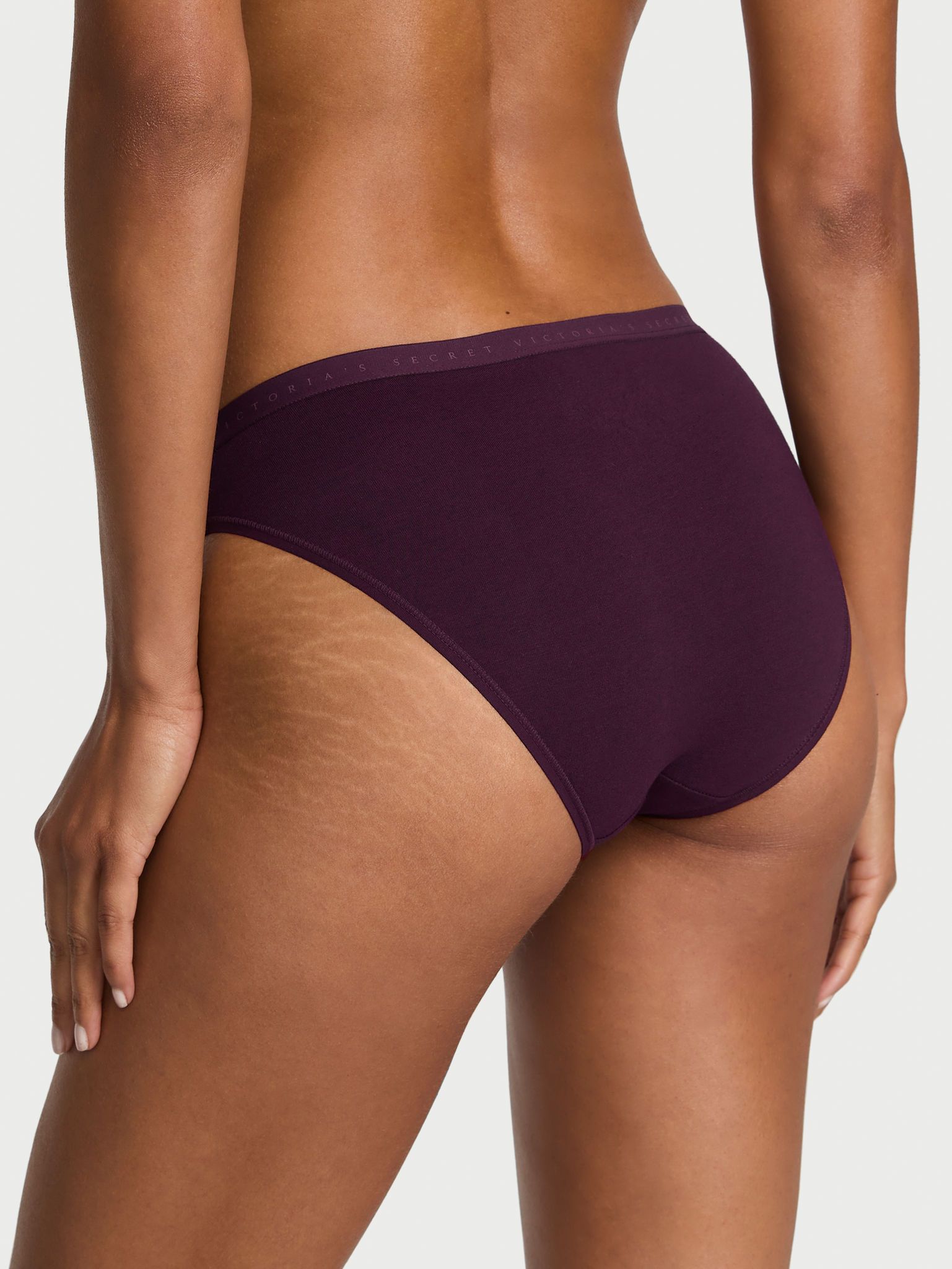 Majtki bawełniane Bikini. Produkt ma kolor purpurowy i pochodzi z kolekcji Victoria's Secret. 