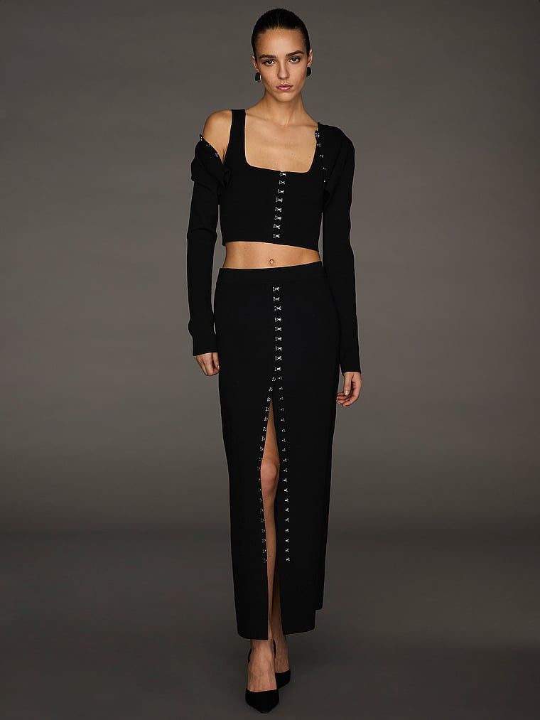 Spódnica maxi zapinana na haftki Atelier X Altuzarra. Produkt ma kolor czarny i pochodzi z kolekcji Atelier Victoria's Secret x Altuzarra. 