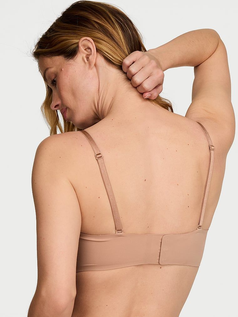 Biustonosz push-up bez ramiączek powiększający o 2 rozmiary Bombshell. Produkt ma kolor beżowy i pochodzi z kolekcji Invisible by Victoria's Secret. 