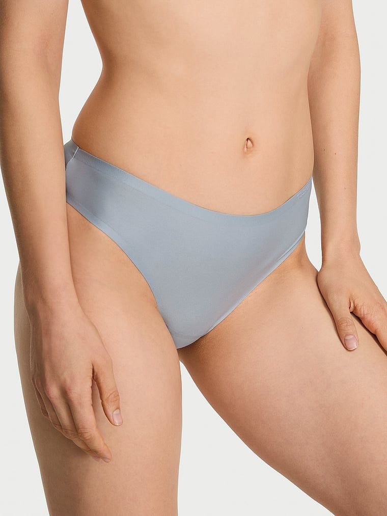 Stringi z mikrofibry Flex. Produkt ma kolor szary i pochodzi z kolekcji Body by Victoria. 