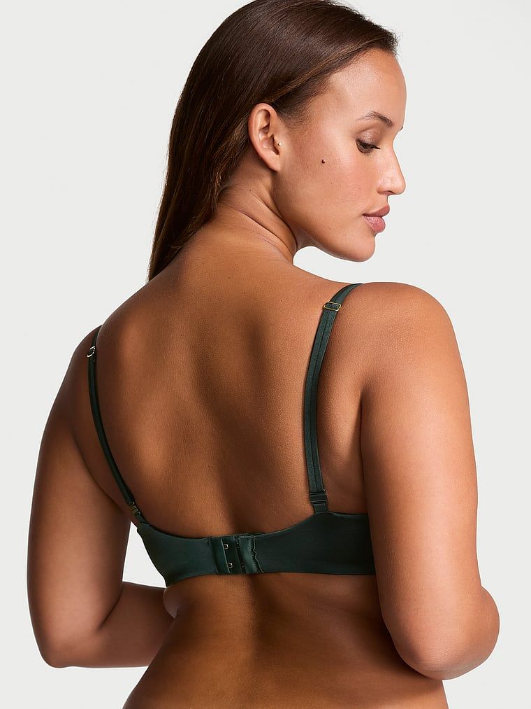 Modelka prezentuje biustonosz push-up Smooth. Produkt ma kolor zielony i pochodzi z kolekcji Very Sexy.