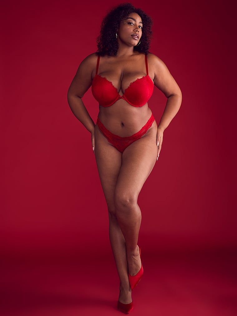 Stringi koronkowe z wysoko wyciętymi nogawkami Rose Lace. Produkt ma kolor czerwony i pochodzi z kolekcji Very Sexy. 