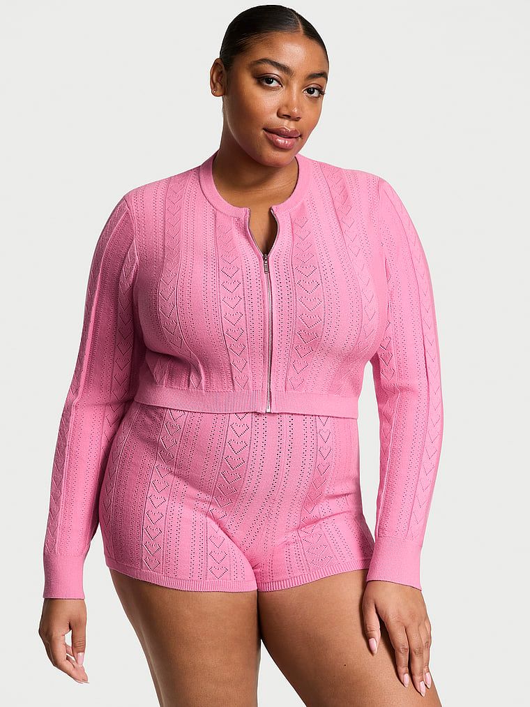Sweterek crop top na suwak z dziurkowanego materiału Luxe Heart Pointelle. Produkt ma kolor różowy i pochodzi z kolekcji Victoria's Secret. 