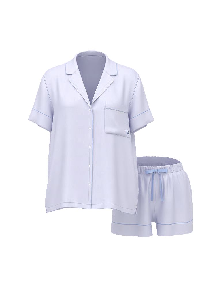 Piżama satynowa z szortami Signature. Produkt ma kolor fioletowy i pochodzi z kolekcji Victoria's Secret. 