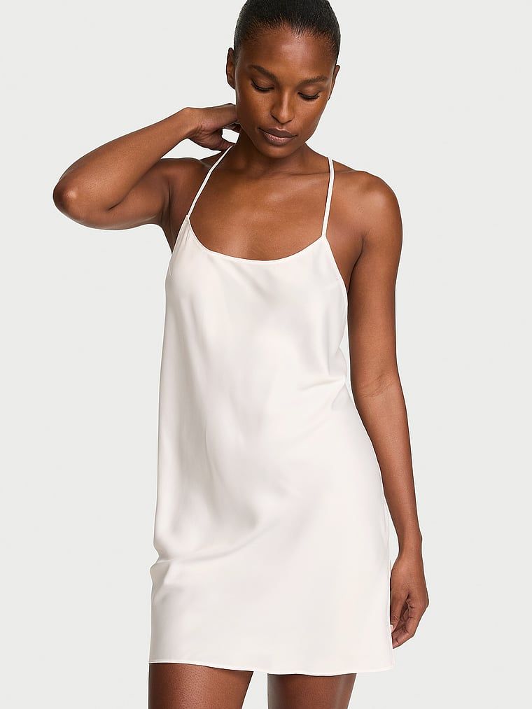 Koszulka nocna satynowa na cienkich ramiączkach odsłaniająca plecy Open-Back Slip. Produkt ma kolor biały i pochodzi z kolekcji Victoria's Secret. 