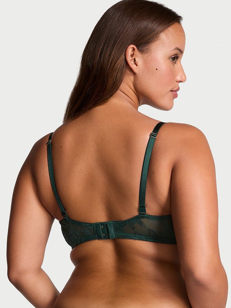 Modelka prezentuje biustonosz push-up Rose Lace. Produkt ma kolor zielony i pochodzi z kolekcji Very Sexy.