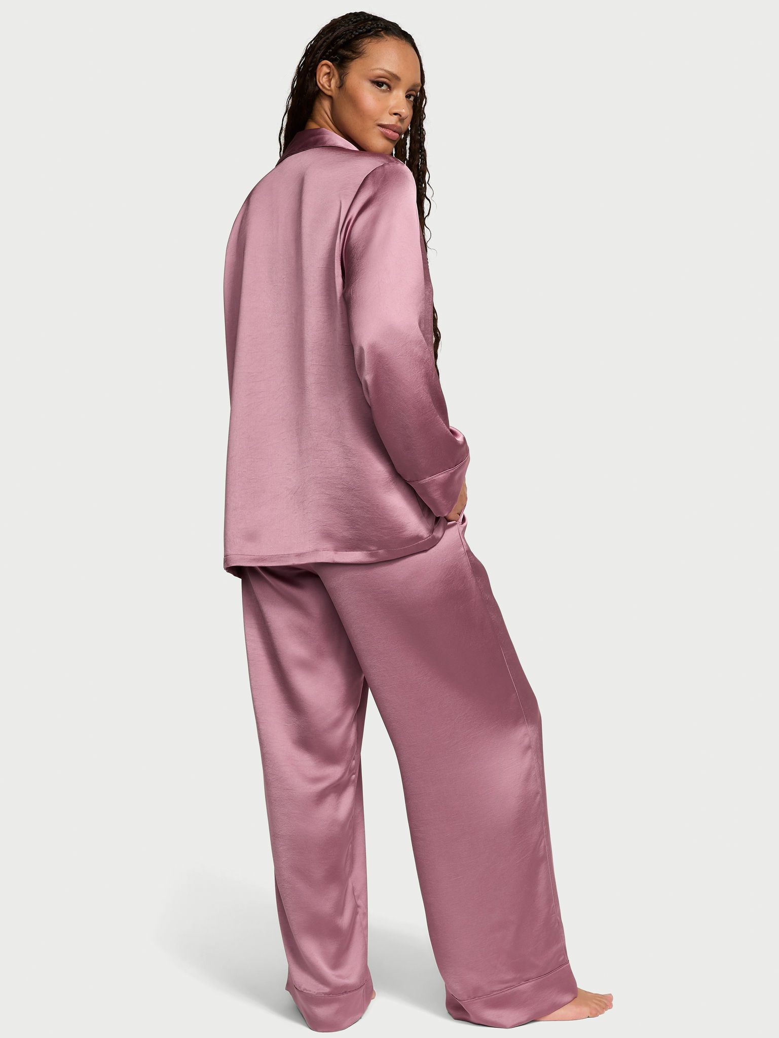 Piżama satynowa dwurzędowa z długimi rękawami Luxe. Produkt ma kolor różowy i pochodzi z kolekcji Victoria's Secret. 