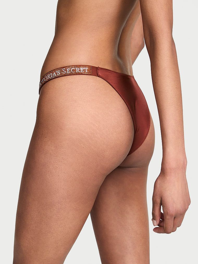 Majtki brazyliany koronkowe z błyszczącymi paskami Shine Strap Brazilian. Produkt jest wzorzysty i pochodzi z kolekcji Very Sexy. 