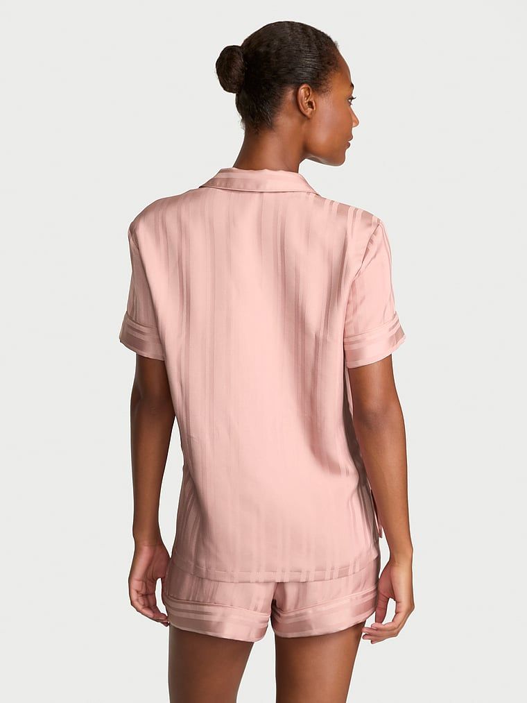 Piżama satynowa błyszcząca z szortami Glazed Satin. Produkt ma kolor różowy i pochodzi z kolekcji Victoria's Secret. 