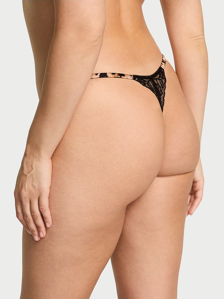 Stringi z koronką z tyłu Satin Lace-Back. Produkt jest wzorzysty i pochodzi z kolekcji Very Sexy. 