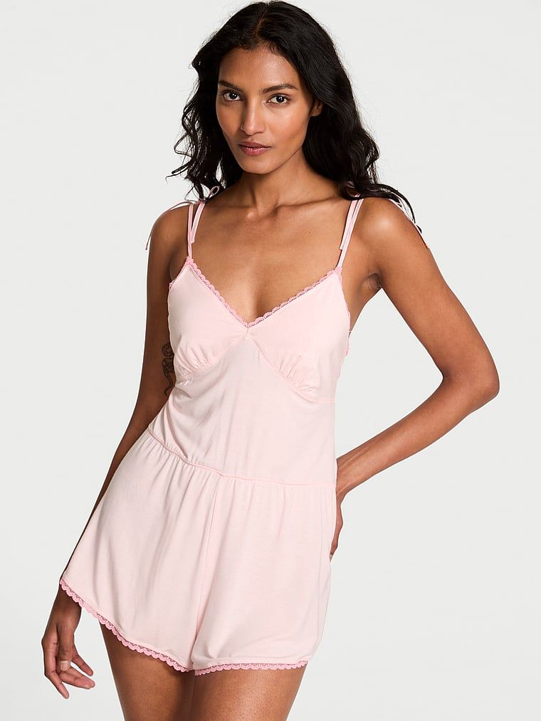 Kombinezon do spania z modalu Bow. Produkt ma kolor różowy i pochodzi z kolekcji Victoria's Secret. 