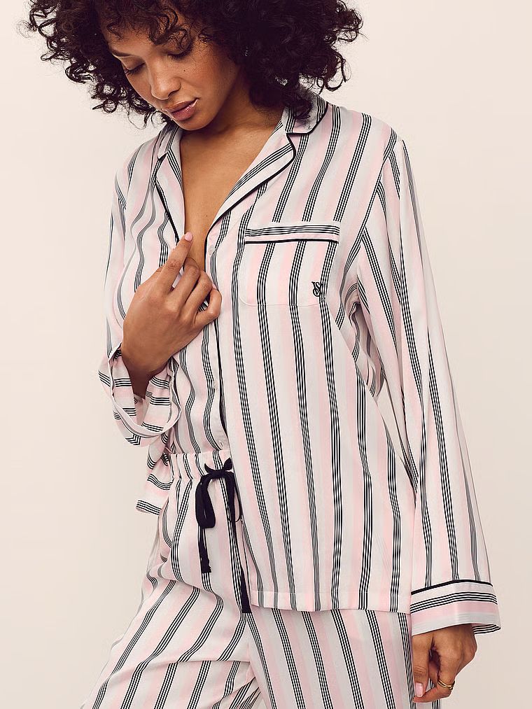 Piżama satynowa z długimi rękawami Signature. Produkt jest wzorzysty i pochodzi z kolekcji Victoria's Secret. 