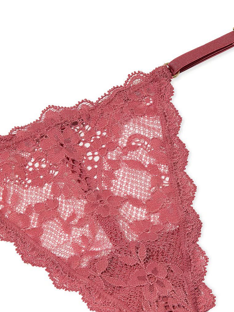 Stringi koronkowe z regulowanymi paskami Lace V-String. Produkt ma kolor różowy i pochodzi z kolekcji Body by Victoria.