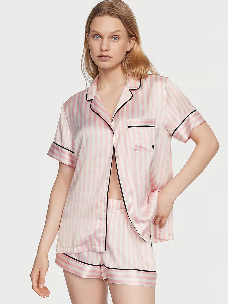 Satynowa piżama z krótkim rękawem. Produkt ma wzór w paski i pochodzi z kolekcji Victoria's Secret. 