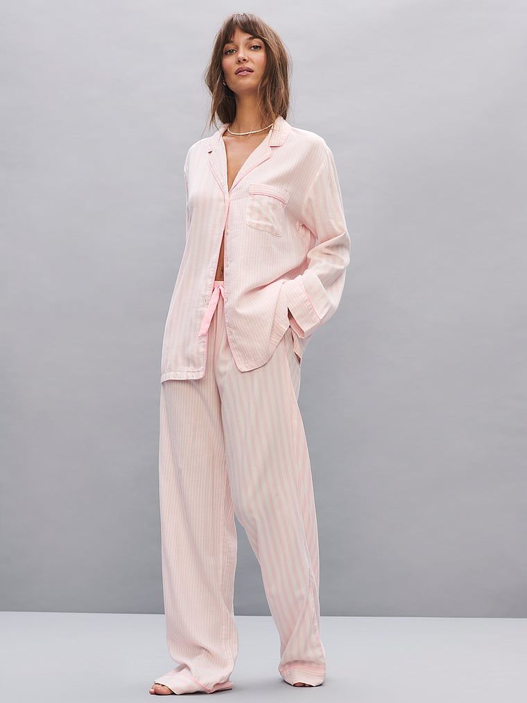 Flanelowa piżama z długimi spodniami. Produkt ma kolor wzorzysty i pochodzi z kolekcji Victoria's Secret. 