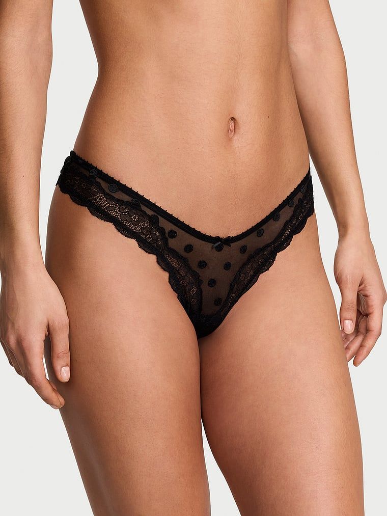 Stringi z siateczki w kropki z wysoko wyciętymi nogawkami Tease Sheer Dot. Produkt jest wzorzysty i pochodzi z kolekcji Victoria's Secret. 