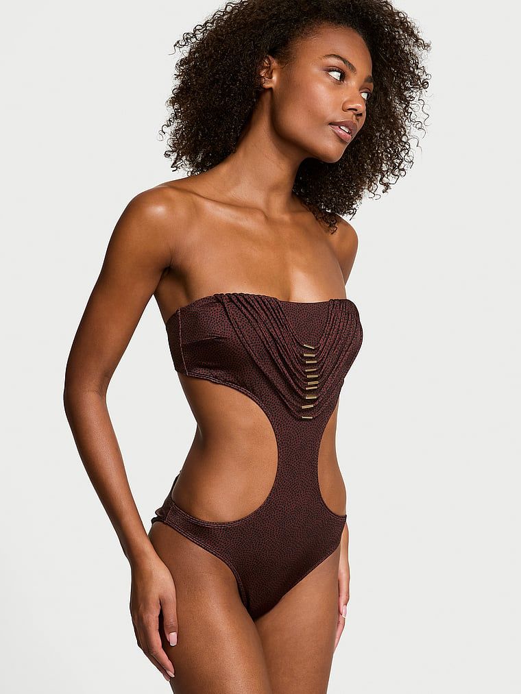 Strój kąpielowy jednoczęściowy VS Archives Strappy Hardware Monokini. Produkt jest wzorzysty i pochodzi z kolekcji Victoria's Secret Swim. 