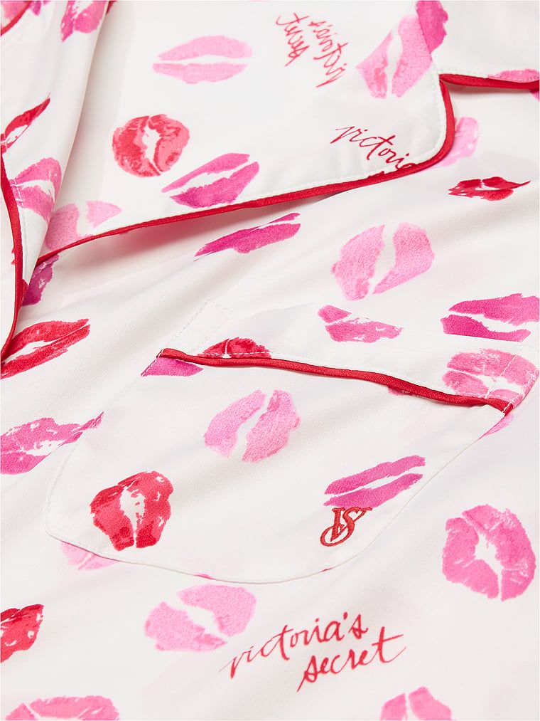 Piżama satynowa błyszcząca z szortami Glazed Satin. Produkt ma kolor wzorzysty i pochodzi z kolekcji Victoria's Secret. 