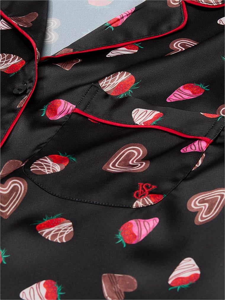 Satynowa piżama z długim rękawem. Produkt ma kolor wzorzysty i pochodzi z kolekcji Victoria's Secret. 