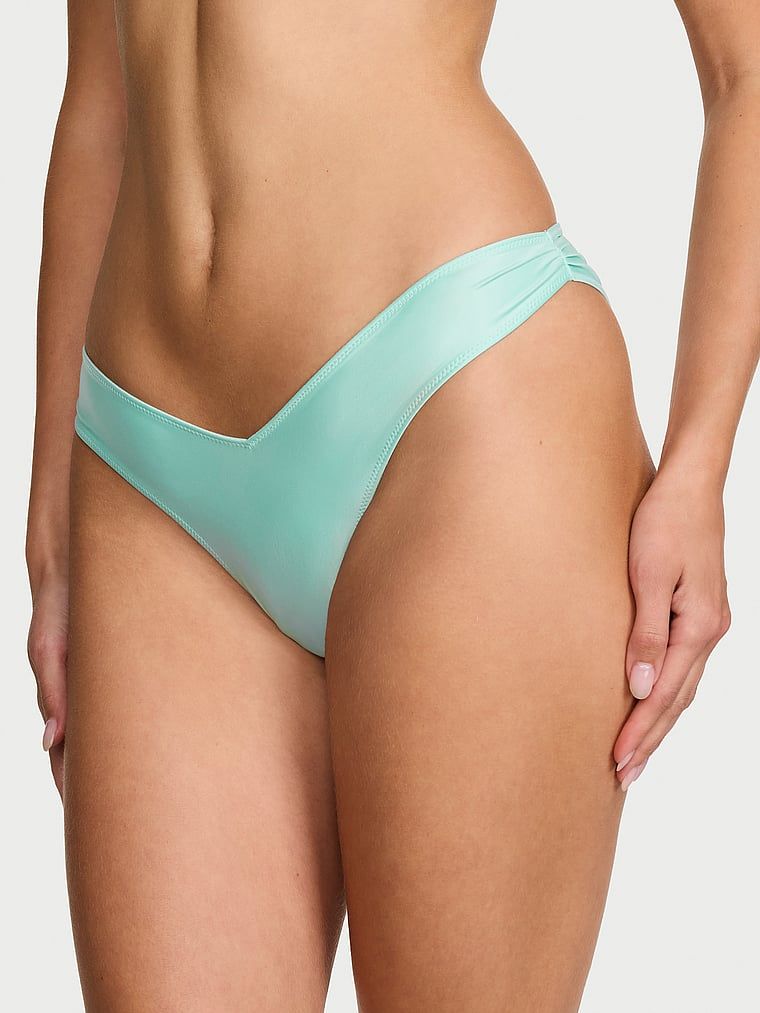 Majtki satynowe z kokardką z tyłu Satin Bow-Back Brazilian. Produkt ma kolor niebieski i pochodzi z kolekcji Dream Angels. 