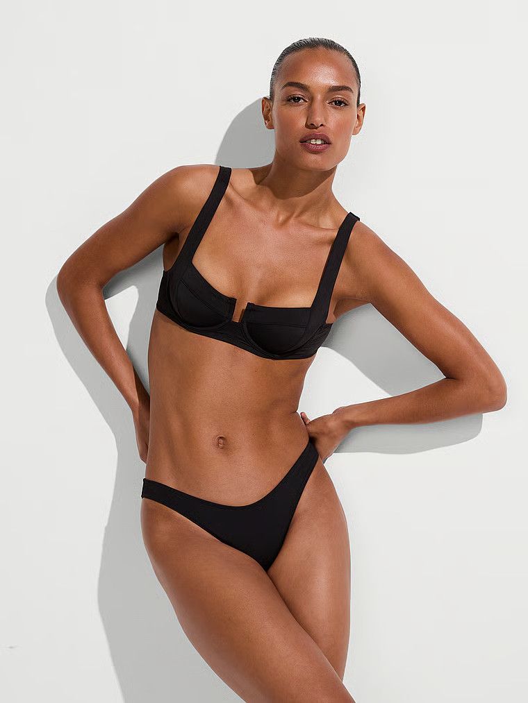 Góra od bikini z mocno zabudowanymi miseczkami Essential. Produkt ma kolor czarny i pochodzi z kolekcji Victoria's Secret Swim. 