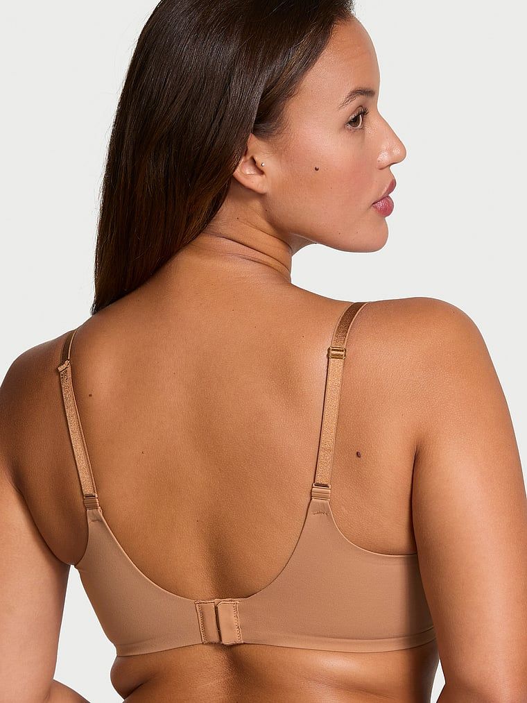 Modelka prezentuje biustonosz push-up Smooth. Produkt ma kolor beżowy i pochodzi z kolekcji Dream Angels.
