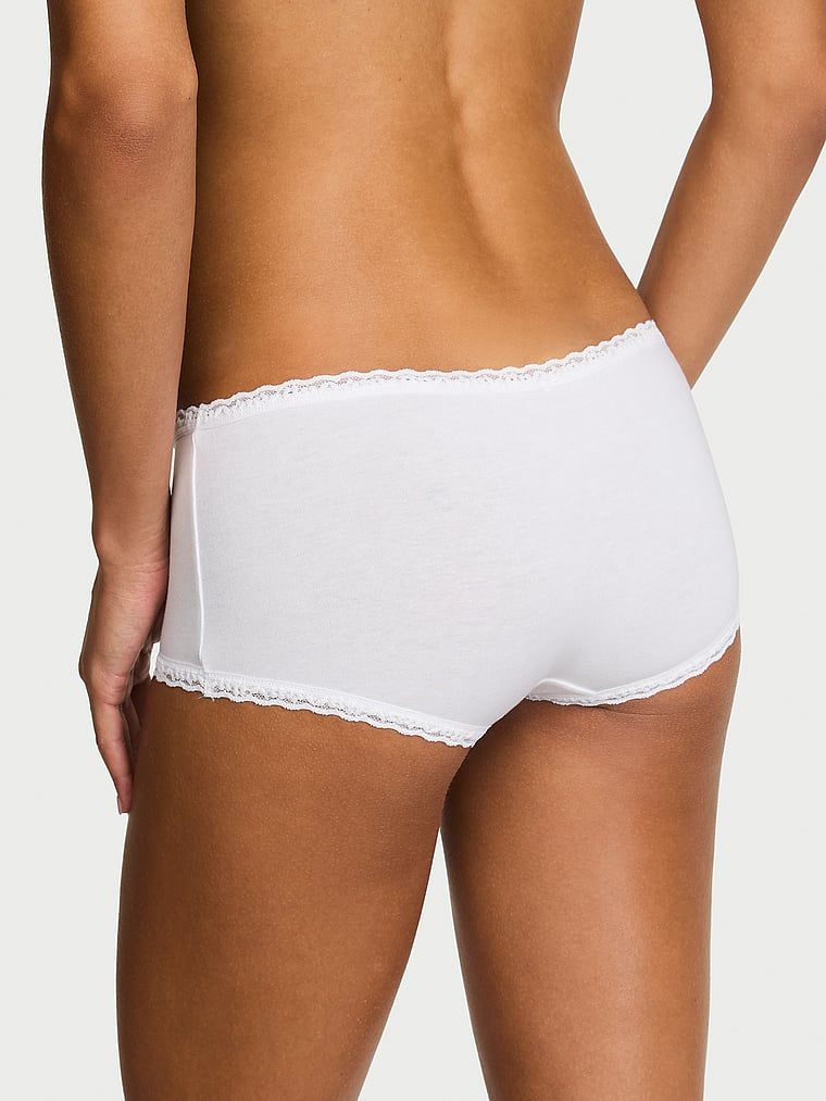 Majtki bawełniane szorty z koronką na krawędziach Lace-Trim Boyshort. Produkt ma kolor biały i pochodzi z kolekcji Lace Trim. 