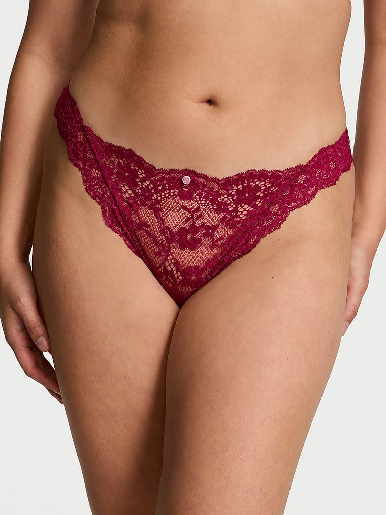 Stringi koronkowe Lace. Produkt ma kolor czerwony i pochodzi z kolekcji Dream Angels. 