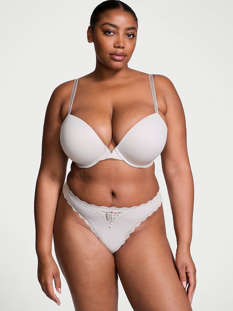 Modelka prezentuje biustonosz push-up Smooth. Produkt ma kolor szary i pochodzi z kolekcji Dream Angels.