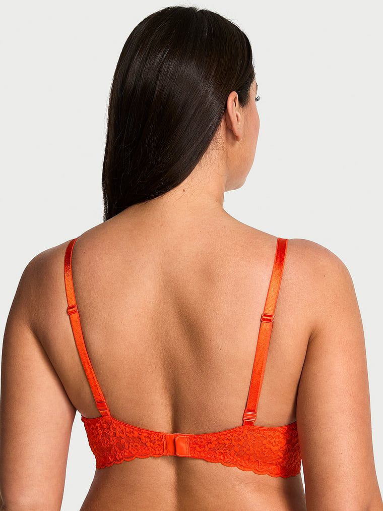 Modelka prezentuje biustonosz nieusztywniany koronkowy Sexy Tee Demi. Produkt ma kolor czerwony i pochodzi z kolekcji Victoria's Secret.