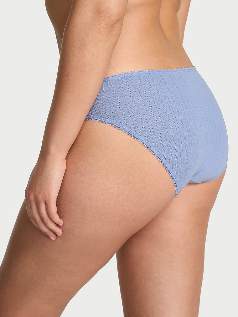 Majtki Lace Pointelle Bikini. Produkt ma kolor purpurowy i pochodzi z kolekcji Body by Victoria. 