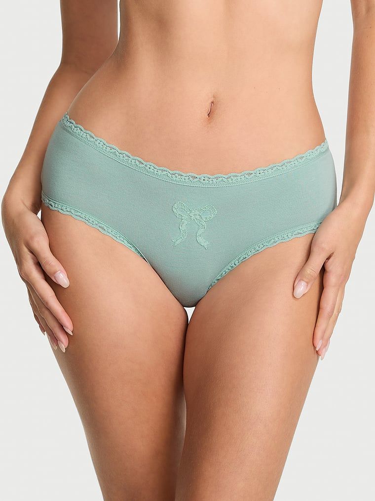 Majtki bawełniane Bow Cheeky. Produkt ma kolor zielony i pochodzi z kolekcji Body by Victoria. 