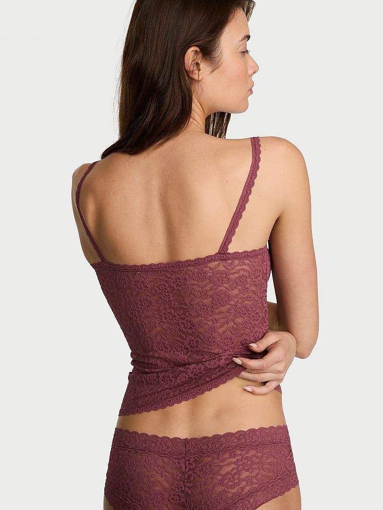 Top koronkowy na cienkich ramiączkach Cami. Produkt ma kolor różowy i pochodzi z kolekcji Victoria's Secret. 