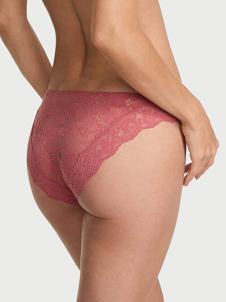 Majtki koronkowe Lace Bikini. Produkt ma kolor różowy i pochodzi z kolekcji Body by Victoria. 