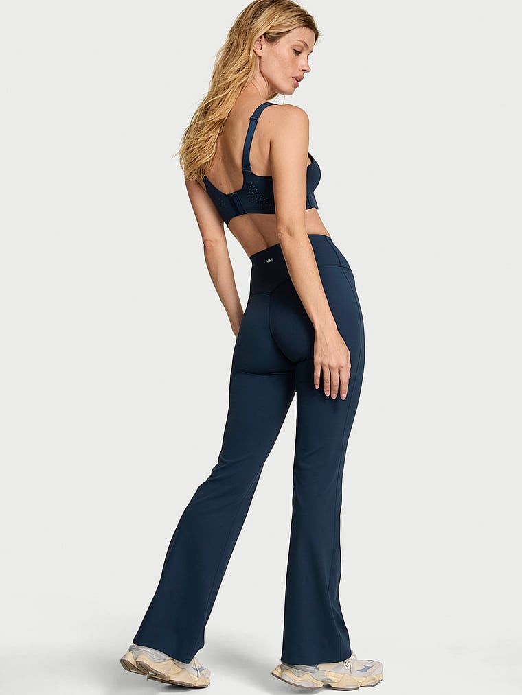 Legginsy z szerokimi nogawkami VSX Elevate Flare. Produkt ma kolor niebieski i pochodzi z kolekcji VSX. 