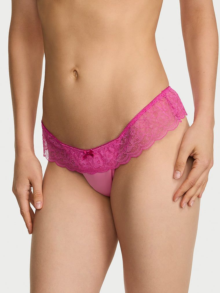 Stringi satynowe z falbanką Tease. Produkt ma kolor różowy i pochodzi z kolekcji Victoria's Secret. 