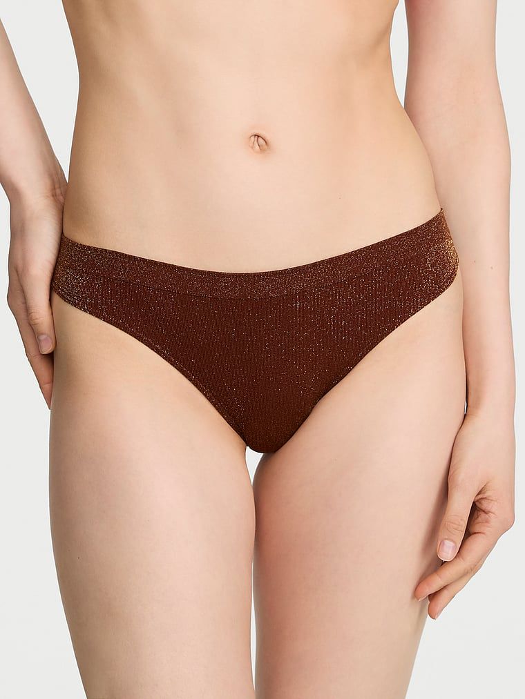 Stringi z błyszczącego materiału Shimmer. Produkt ma kolor brązowy i pochodzi z kolekcji Seamless. 