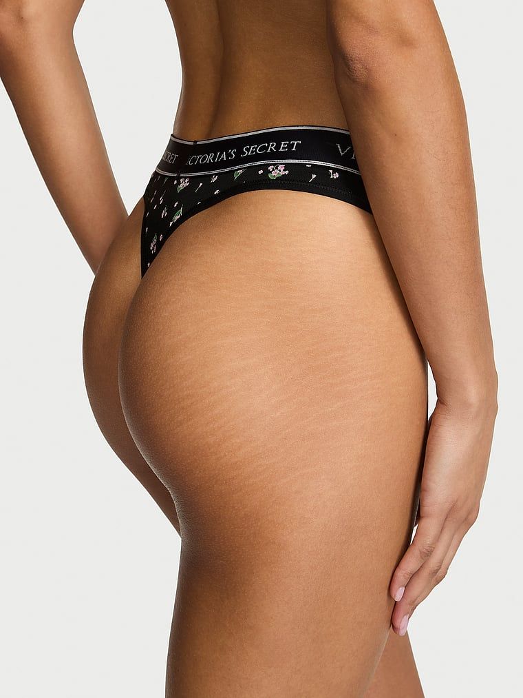 Stringi bawełniane z logo w talii. Produkt ma wzór kwiatowy i pochodzi z kolekcji Cotton. 