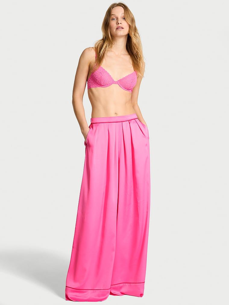 Spodnie satynowe do spania szerokie. Produkt ma kolor różowy i pochodzi z kolekcji Victoria's Secret. 