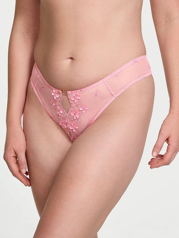 Majtki brazyliany Pretty Petals. Produkt ma kolor różowy i pochodzi z kolekcji Dream Angels. 