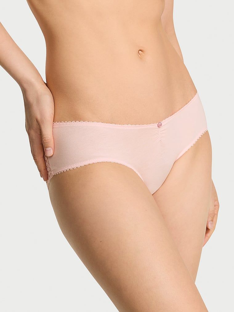 Majtki bawełniane z siateczką z tyłu Heart Lace Hiphugger. Produkt ma kolor różowy i pochodzi z kolekcji Victoria's Secret. 