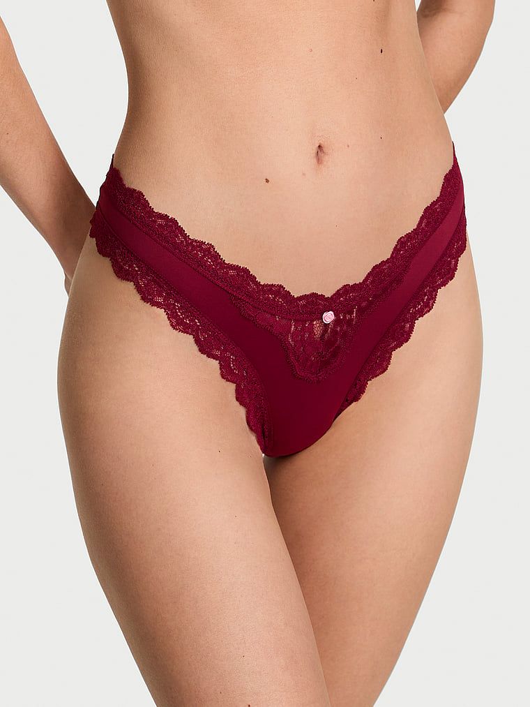 Majtki brazyliany z koronką Lace Trim Brazilian. Produkt ma kolor czerwony i pochodzi z kolekcji Body by Victoria. 