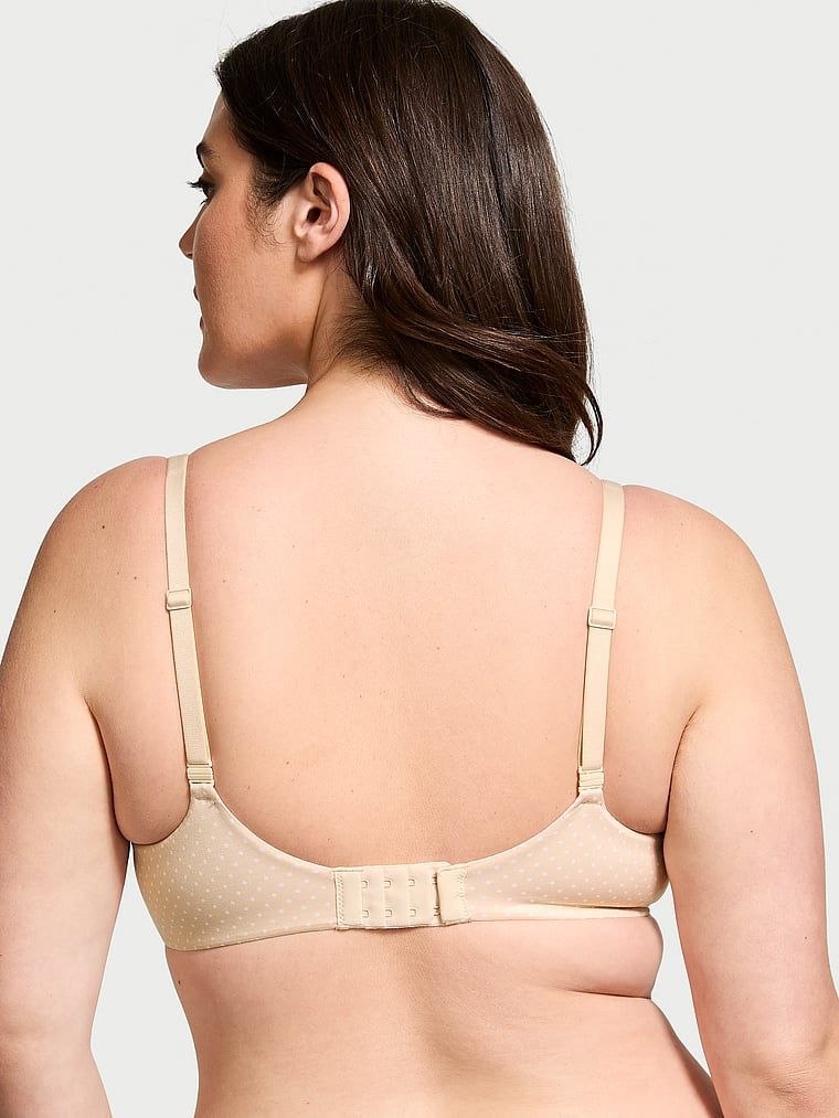Modelka prezentuje biustonosz lekko usztywniany Smooth Demi. Produkt ma kolor beżowy i pochodzi z kolekcji Body by Victoria.