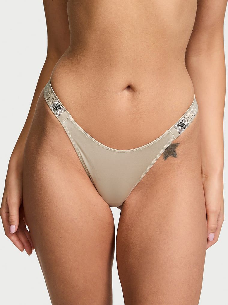 Stringi z błyszczącymi paseczkami Scattered Shine Strap. Produkt ma kolor beżowy i pochodzi z kolekcji Very Sexy. 