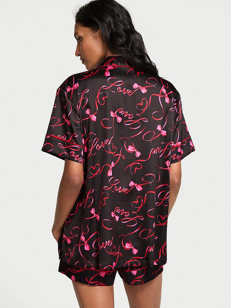 Piżama satynowa błyszcząca z szortami Glazed Satin. Produkt ma kolor wzorzysty i pochodzi z kolekcji Victoria's Secret. 