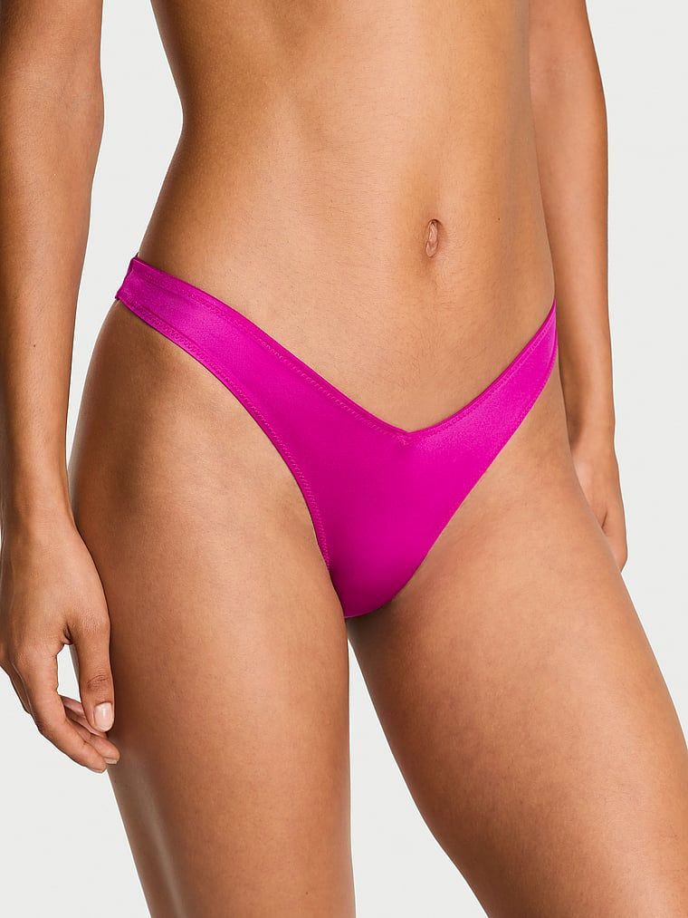 Stringi z paseczkami z tyłu i wysoko wyciętymi nogawkami Strappy-Back High-Leg. Produkt ma kolor purpurowy i pochodzi z kolekcji Very Sexy. 