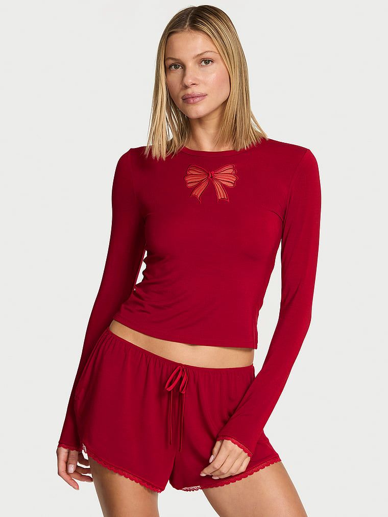 Zestaw do spania z modalu - bluzka i szorty Bow. Produkt ma kolor czerwony i pochodzi z kolekcji Victoria's Secret. 